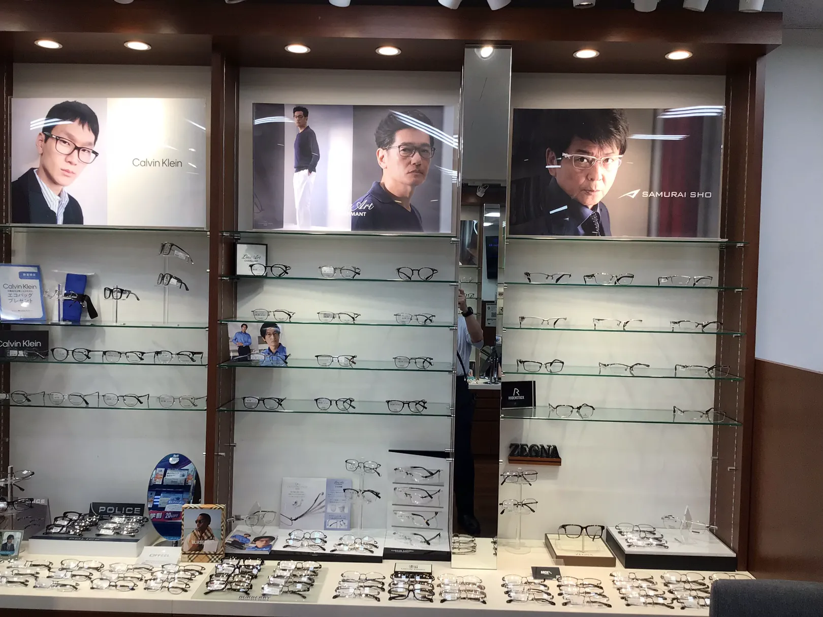メガネスーパー中野サンモール店内、男性向けコーナー　ラインアート　サムライショウ　