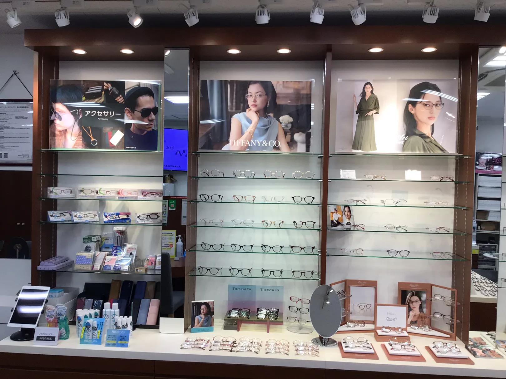 メガネスーパー中野サンモール店内、女性向けコーナー　ラインアート　ティファニー