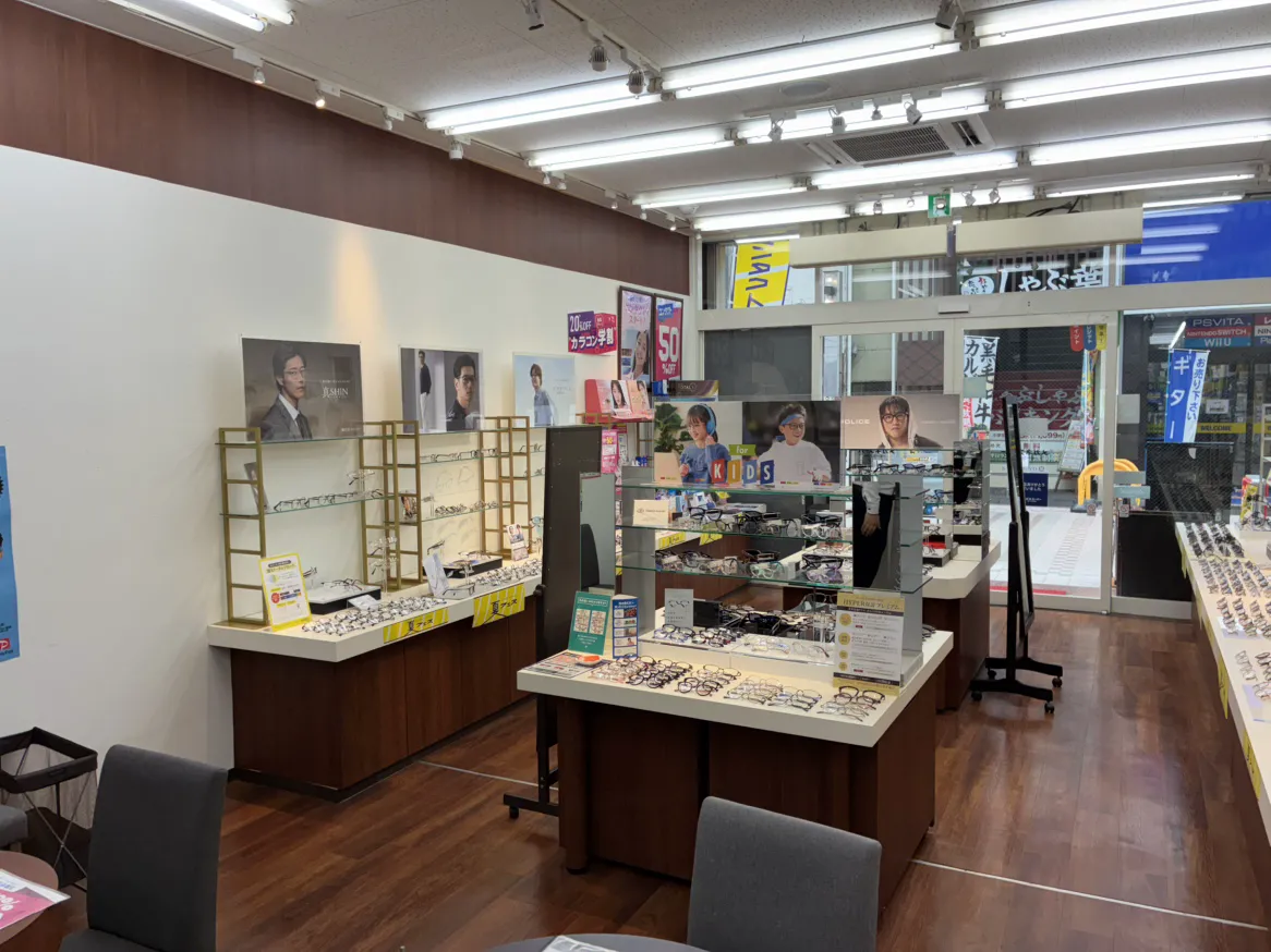 メガネスーパーパルム武蔵小山店の店内、商品が並ぶ売り場
