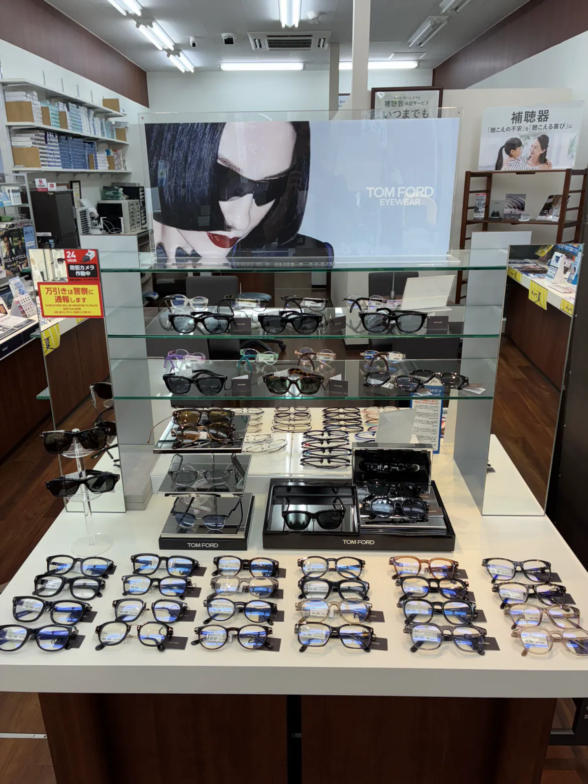 メガネスーパーパルム武蔵小山店の店内、トムフォードメガネフレーム・サングラス
