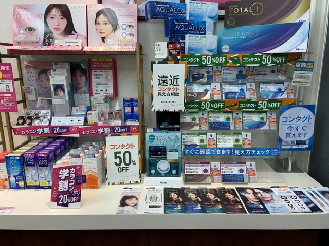 メガネスーパーパルム武蔵小山店の店内、コンタクトディスプレイ