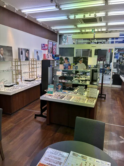メガネスーパーパルム武蔵小山店の店内、商品が並ぶ売り場