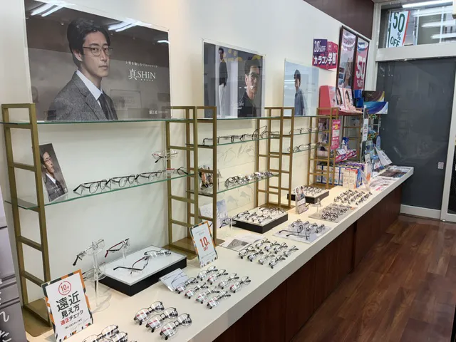 メガネスーパーパルム武蔵小山店の店内、商品が並ぶ売り場