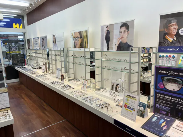 メガネスーパーパルム武蔵小山店の店内、商品が並ぶ売り場