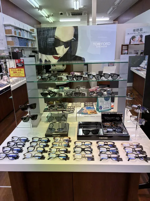 メガネスーパーパルム武蔵小山店の店内、トムフォードメガネフレーム・サングラス