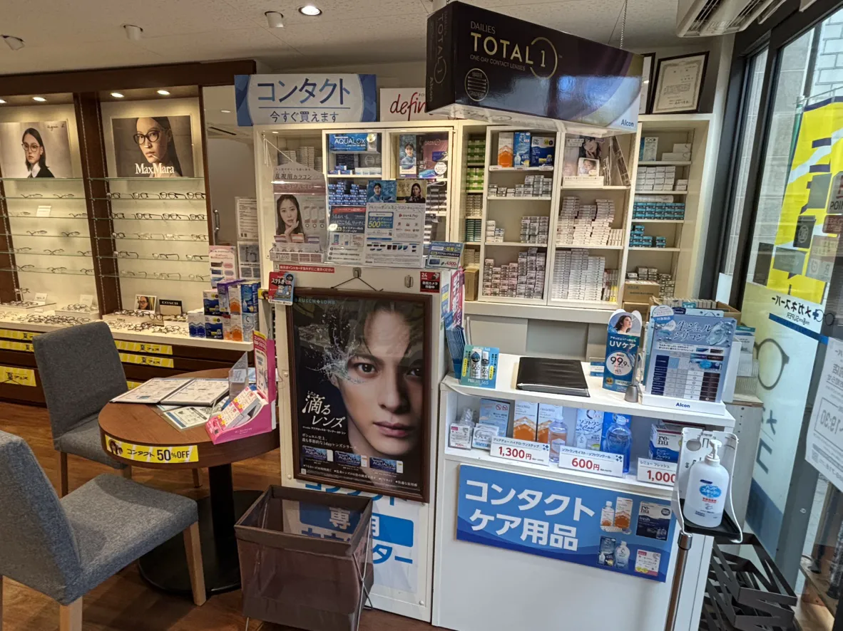 メガネスーパー新小岩駅前店のコンタクト売り場、コンタクトレンズが並ぶ売場