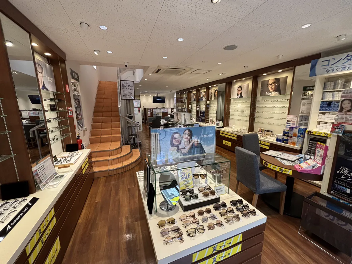 メガネスーパー新小岩駅前店の店内、商品が並ぶ売場