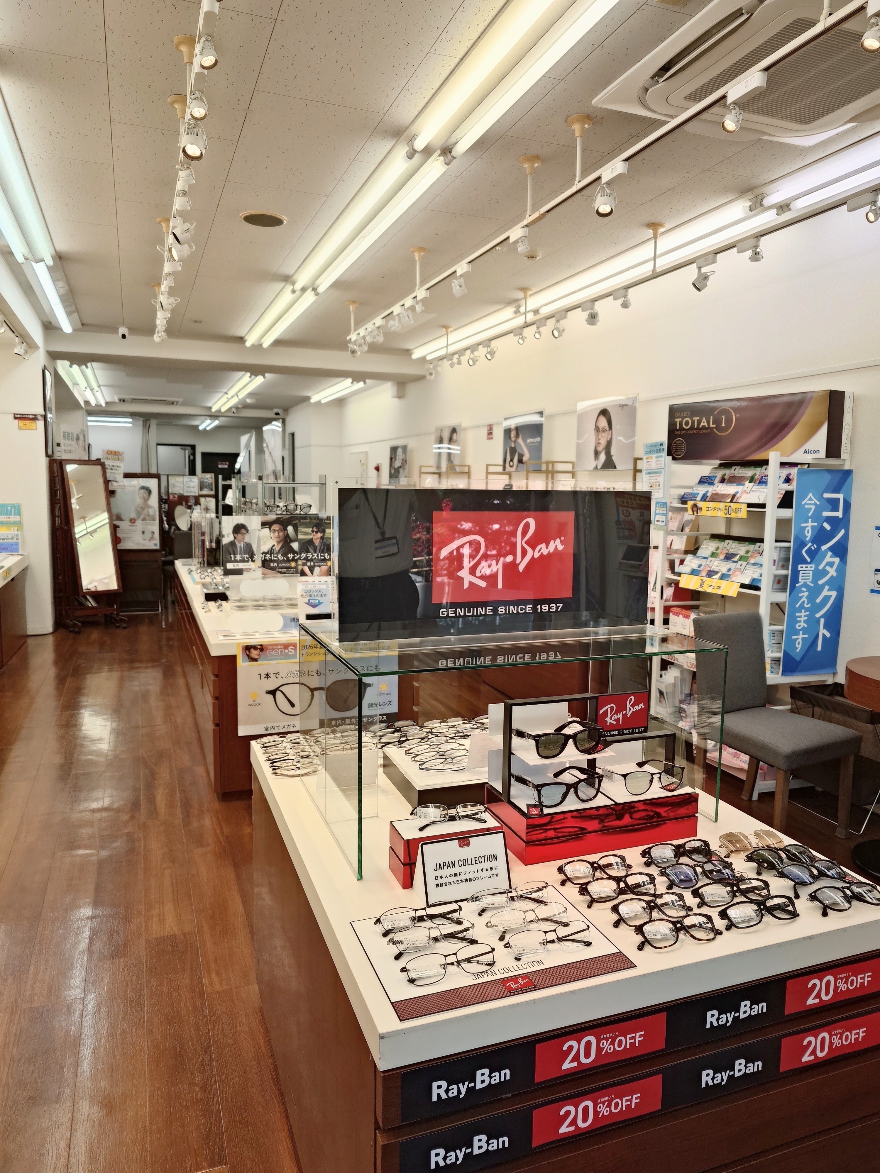 メガネスーパー亀戸店の店内、商品が並ぶ明るい奥に広い売場