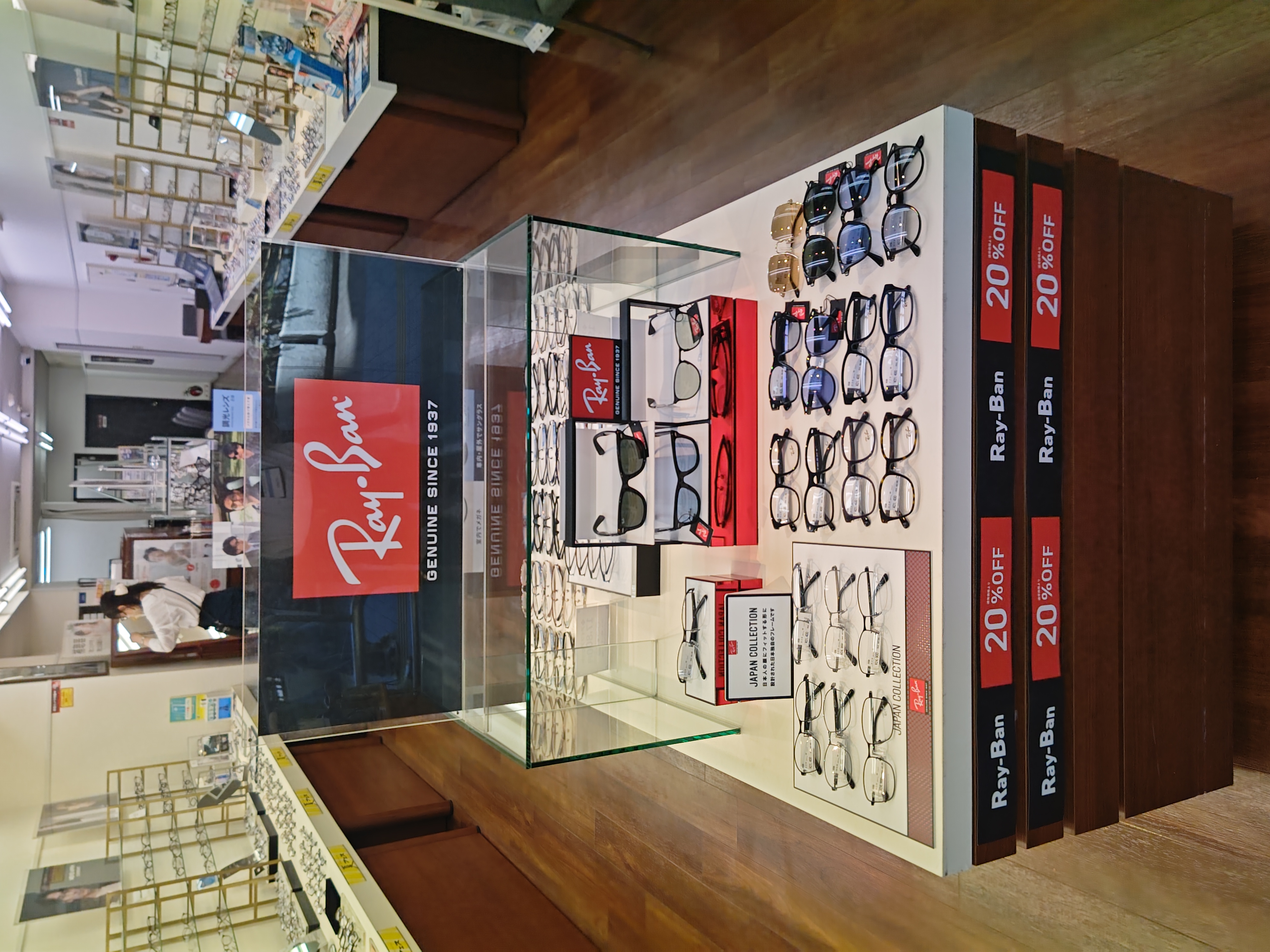 メガネスーパー亀戸店のディスプレイ、ブランド商品の展示