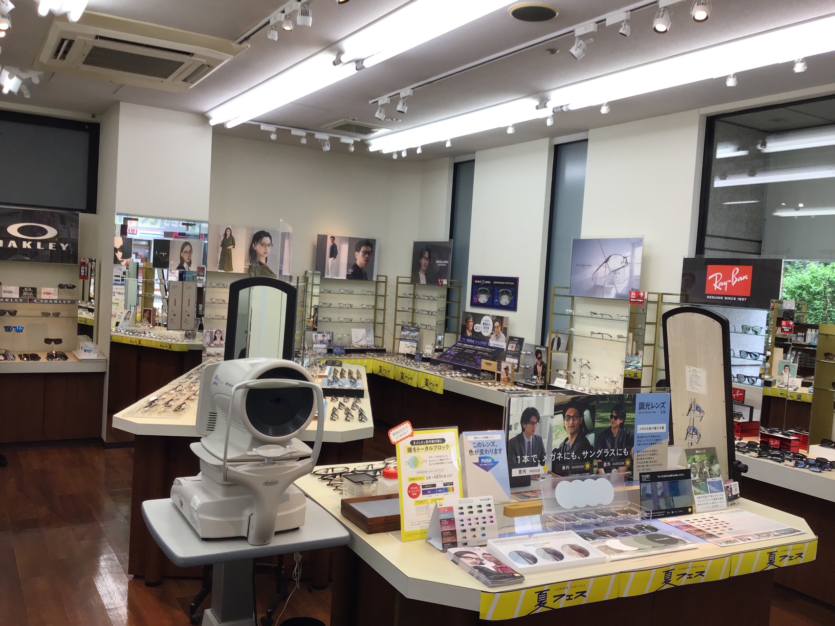 メガネスーパー西新宿都庁前店の店内、商品が並ぶ売場