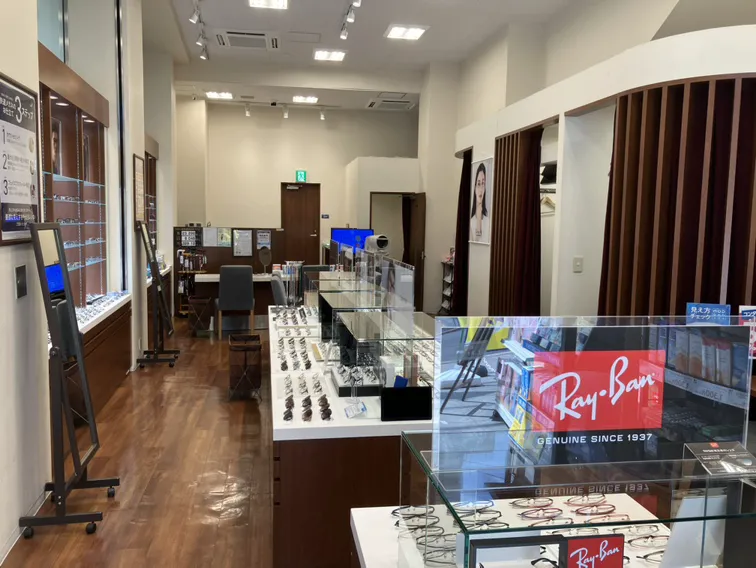 メガネスーパー調布本店の入口からみた店内風景
