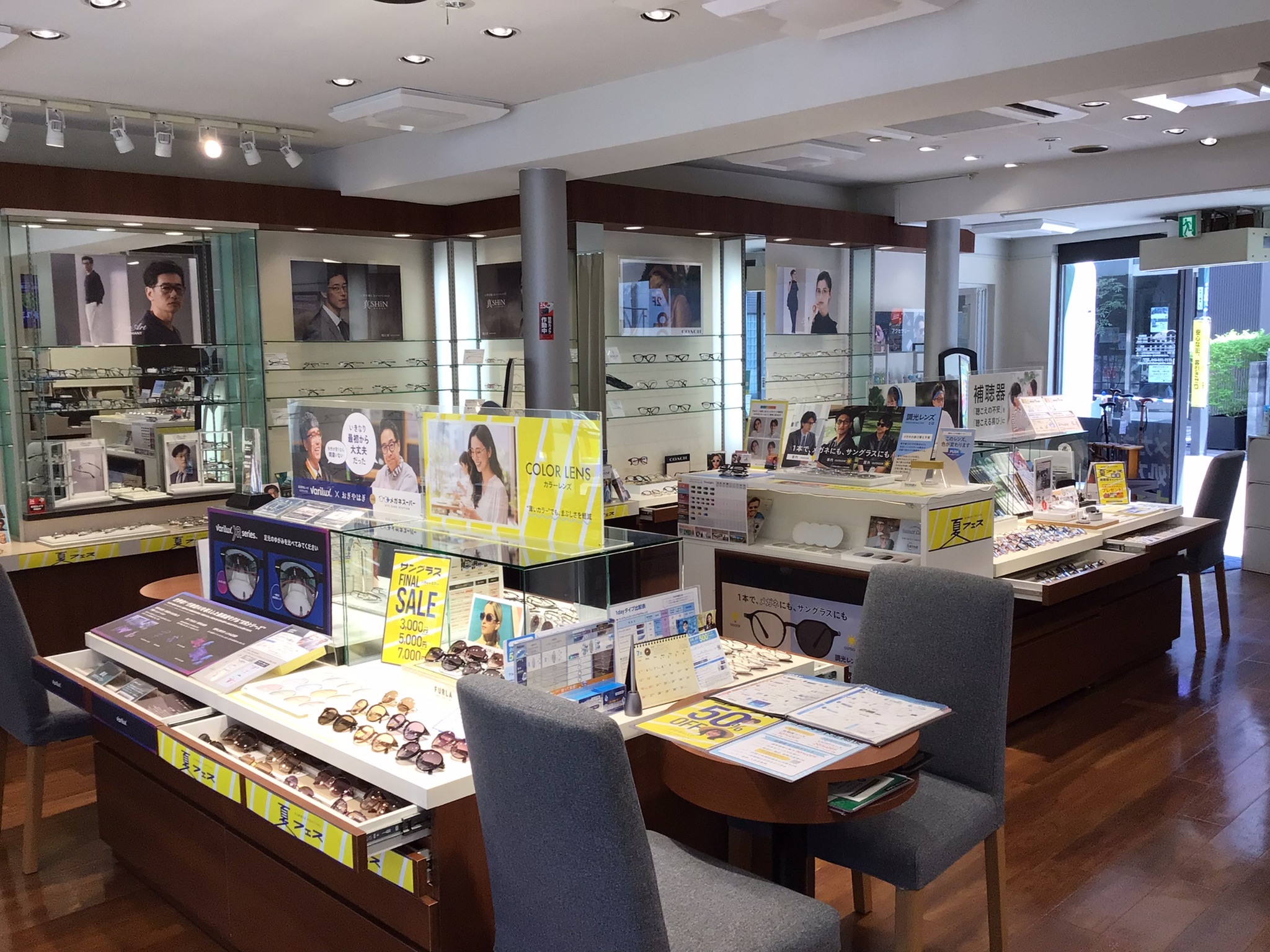 メガネスーパー町田本店の⽊目調と白を基調とした店内売場