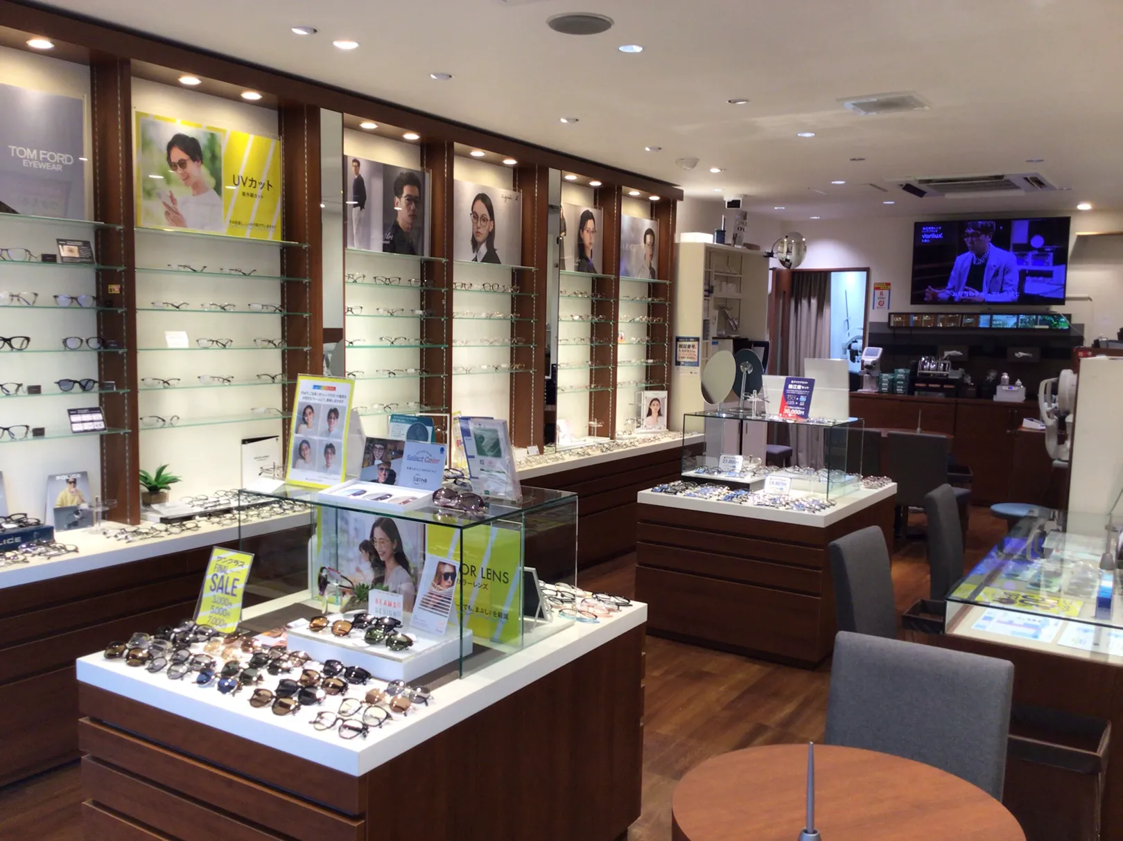 メガネスーパー王子店の店内、色々な商品が並ぶ売り場