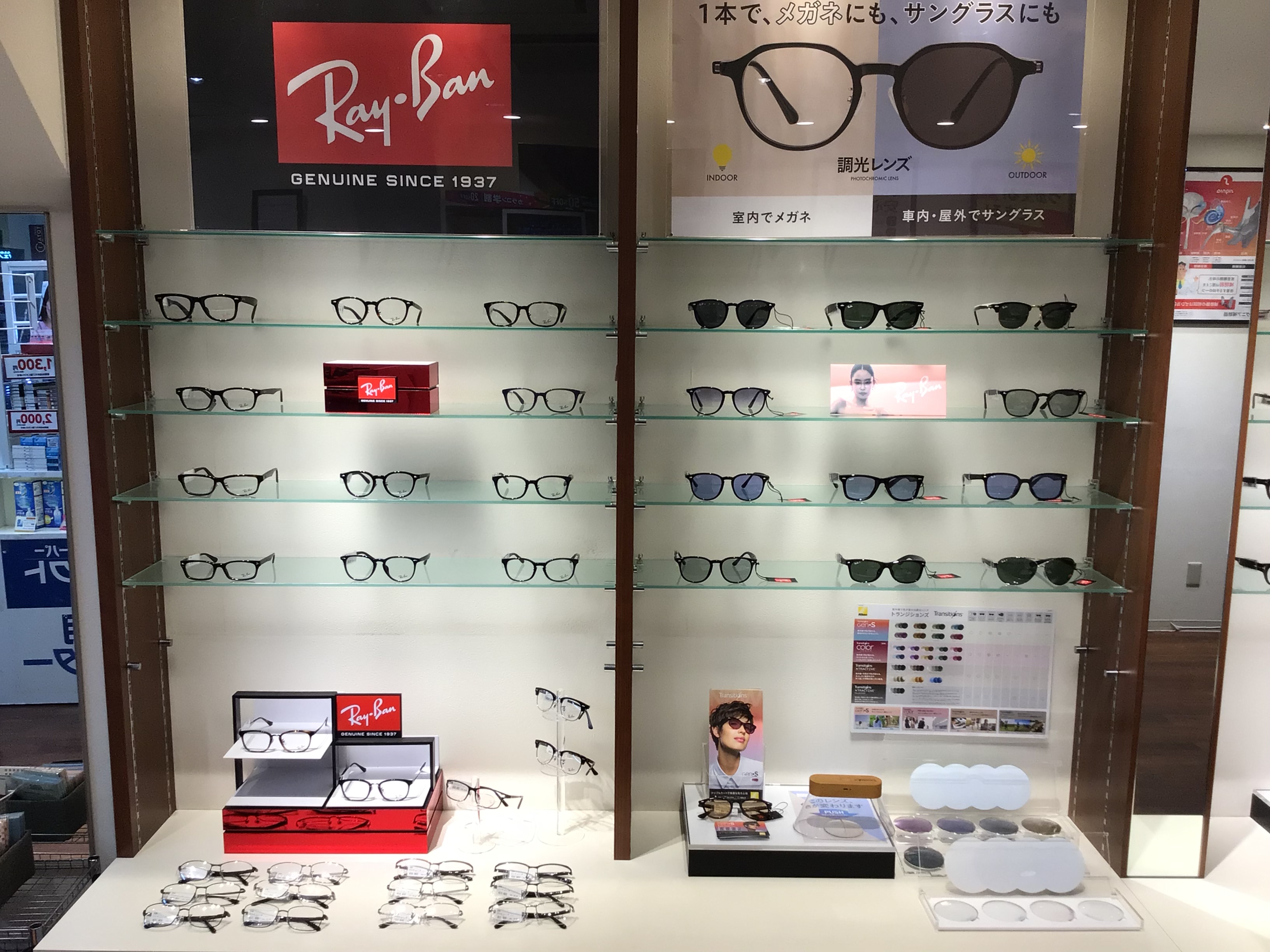 メガネスーパー王子店のディスプレイ、RayBanのフレームサングラスを展示したディスプレイ