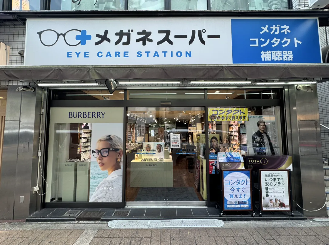 メガネスーパー麻布十番店の外観。BURBERRYの大きなポスターが掲示されている。