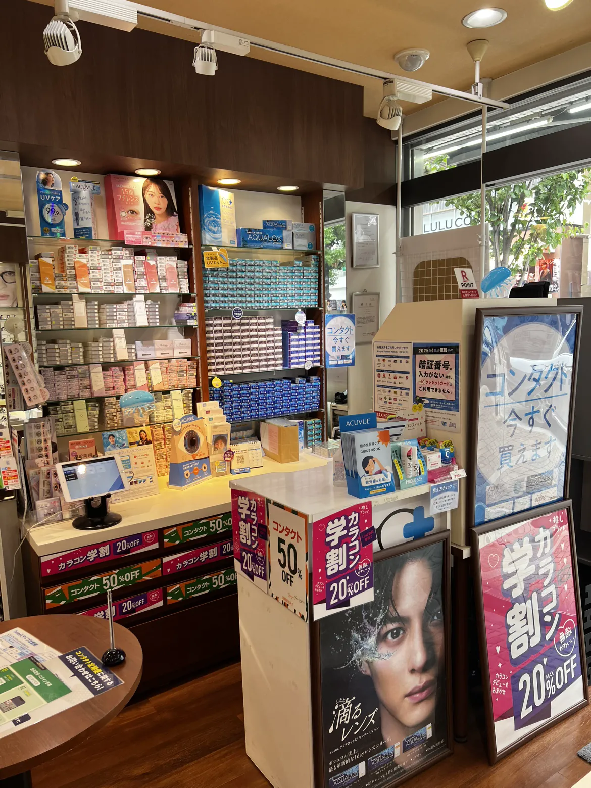 メガネスーパー麻布十番店の店内、コンタクトレンズコーナー。アキュビューやデイリーズトータルワン、カラコンなどの在庫が並んでいる。