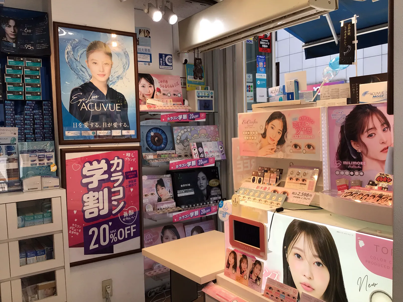 メガネスーパーコンタクト渋谷店店内カラーコンタクト