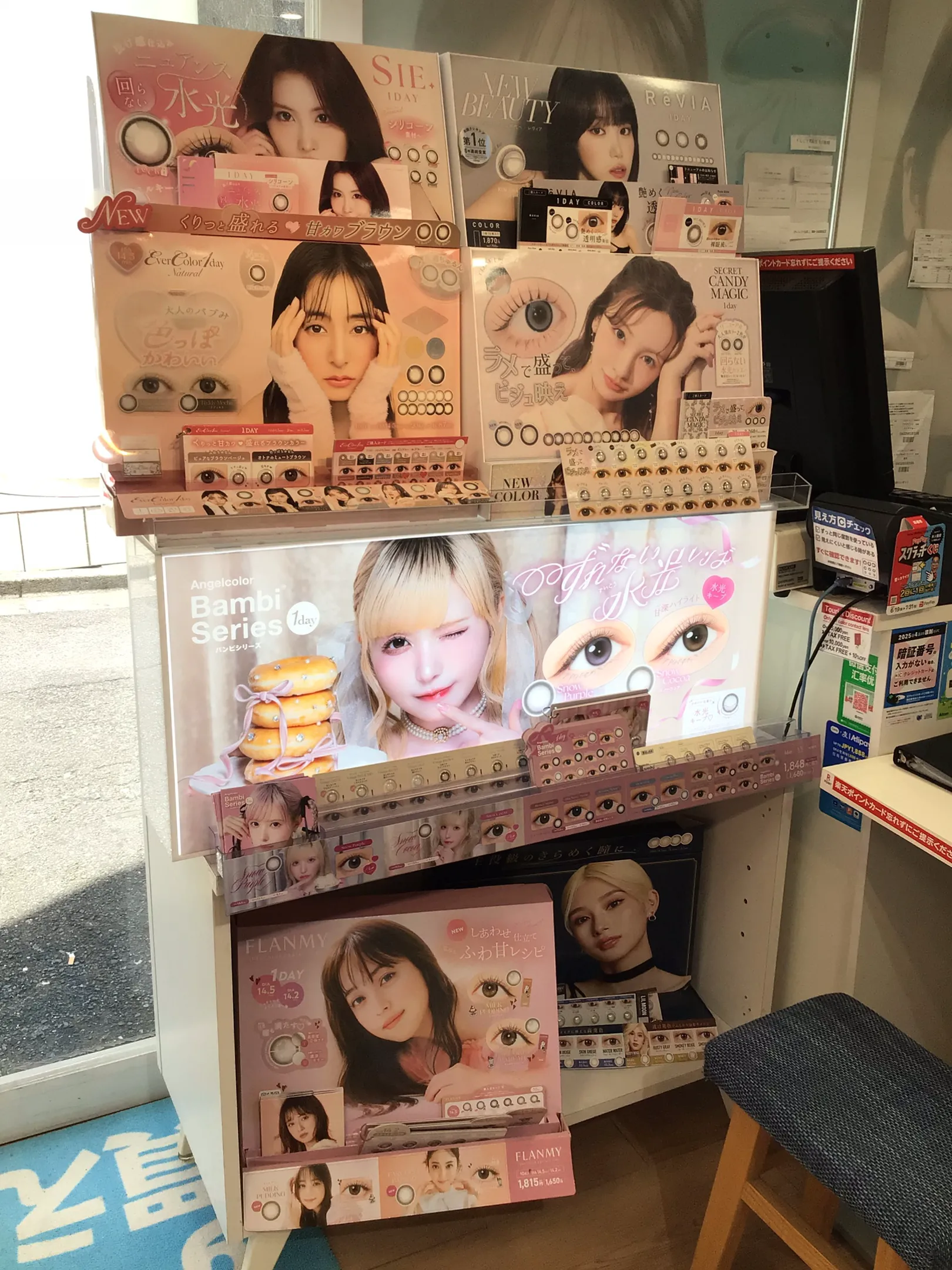 メガネスーパーコンタクト渋谷店店内カラーコンタクト