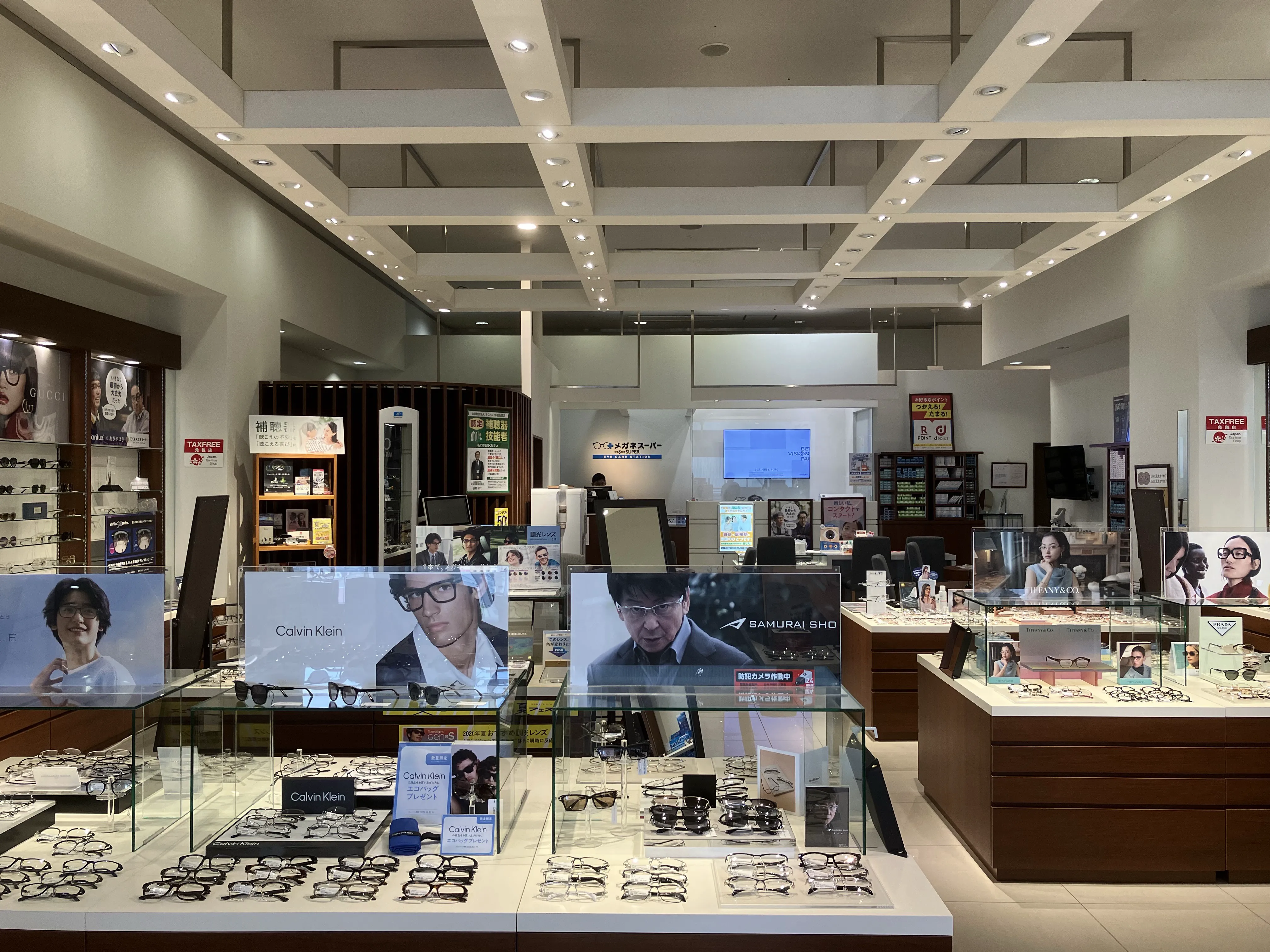 メガネスーパーららぽーと豊洲店の店内、商品が並ぶ明るい広々とした売場
