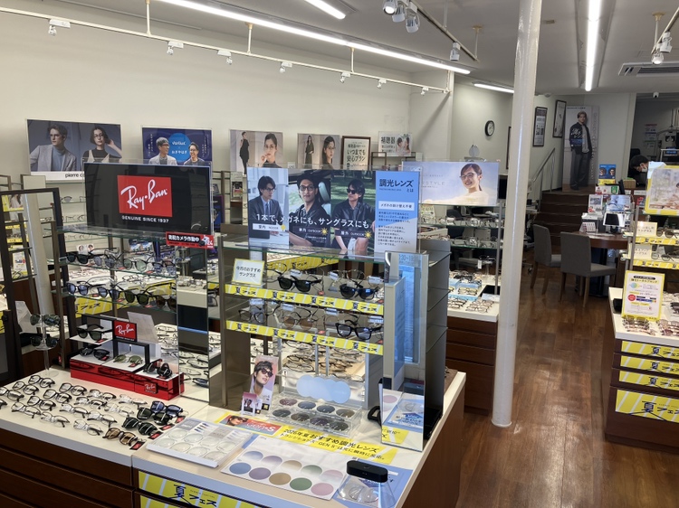 メガネスーパー三軒茶屋店の店内、商品が並ぶ明るい広々とした売場