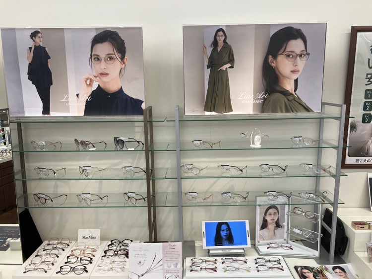 メガネスーパー三軒茶屋店の婦人コーナー、国産（鯖江）フレーム多数取り扱い