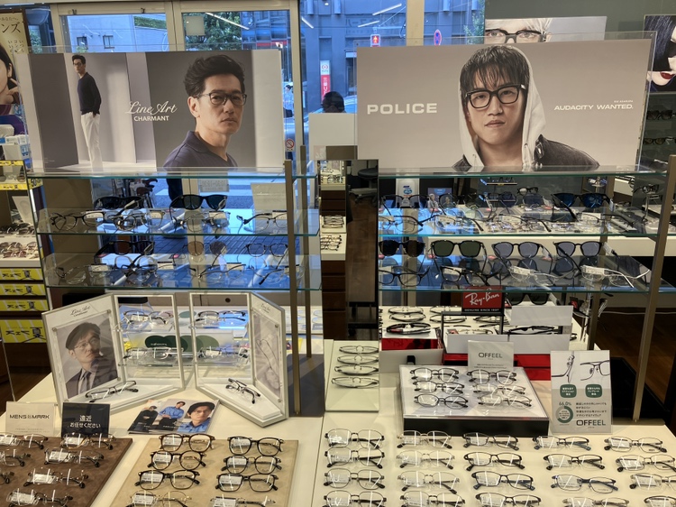 メガネスーパー三軒茶屋店の紳士コーナー、国産（鯖江）フレーム多数取り扱い