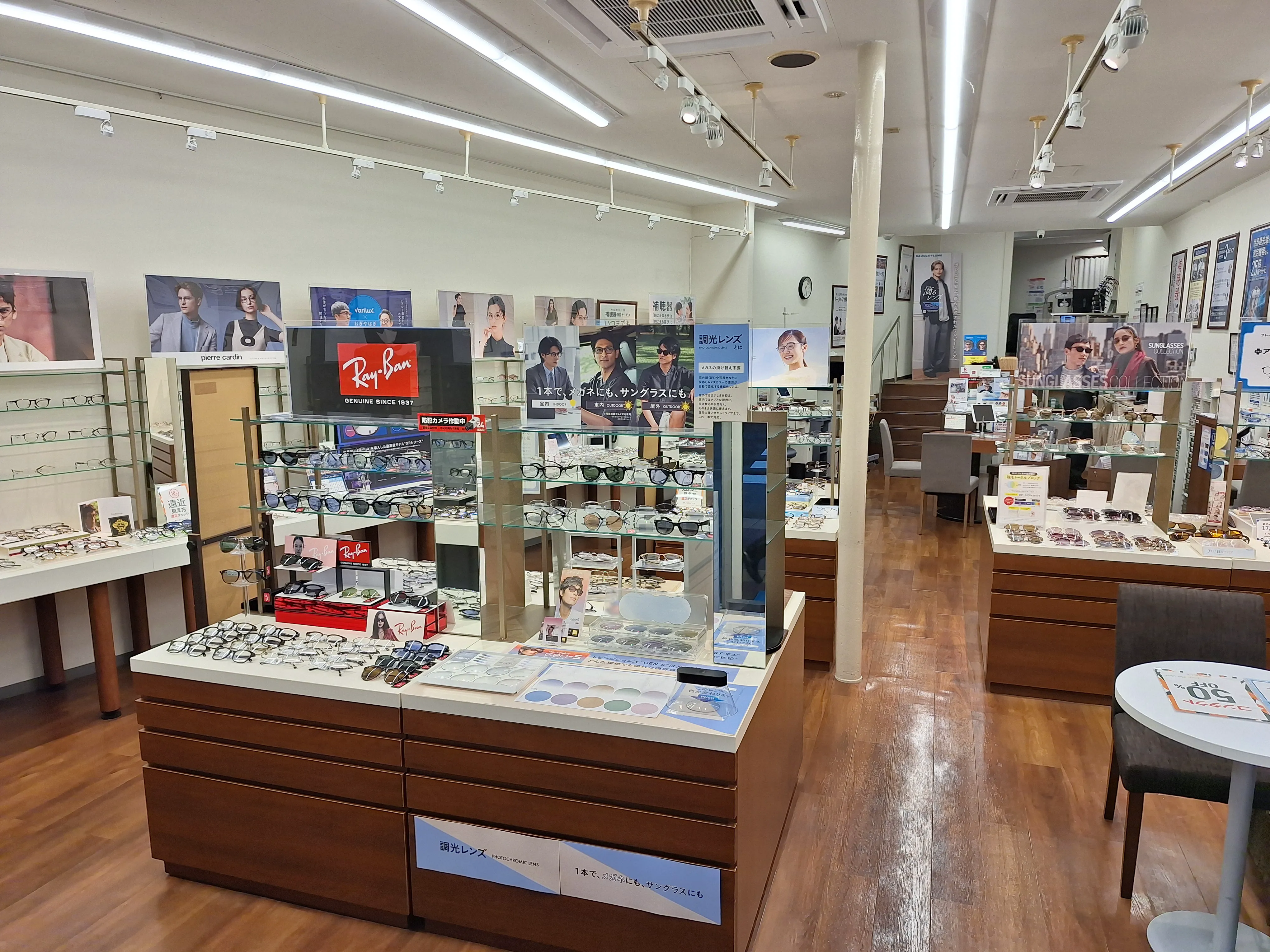 メガネスーパー三軒茶屋店の店内、商品が並ぶ明るい広々とした売場