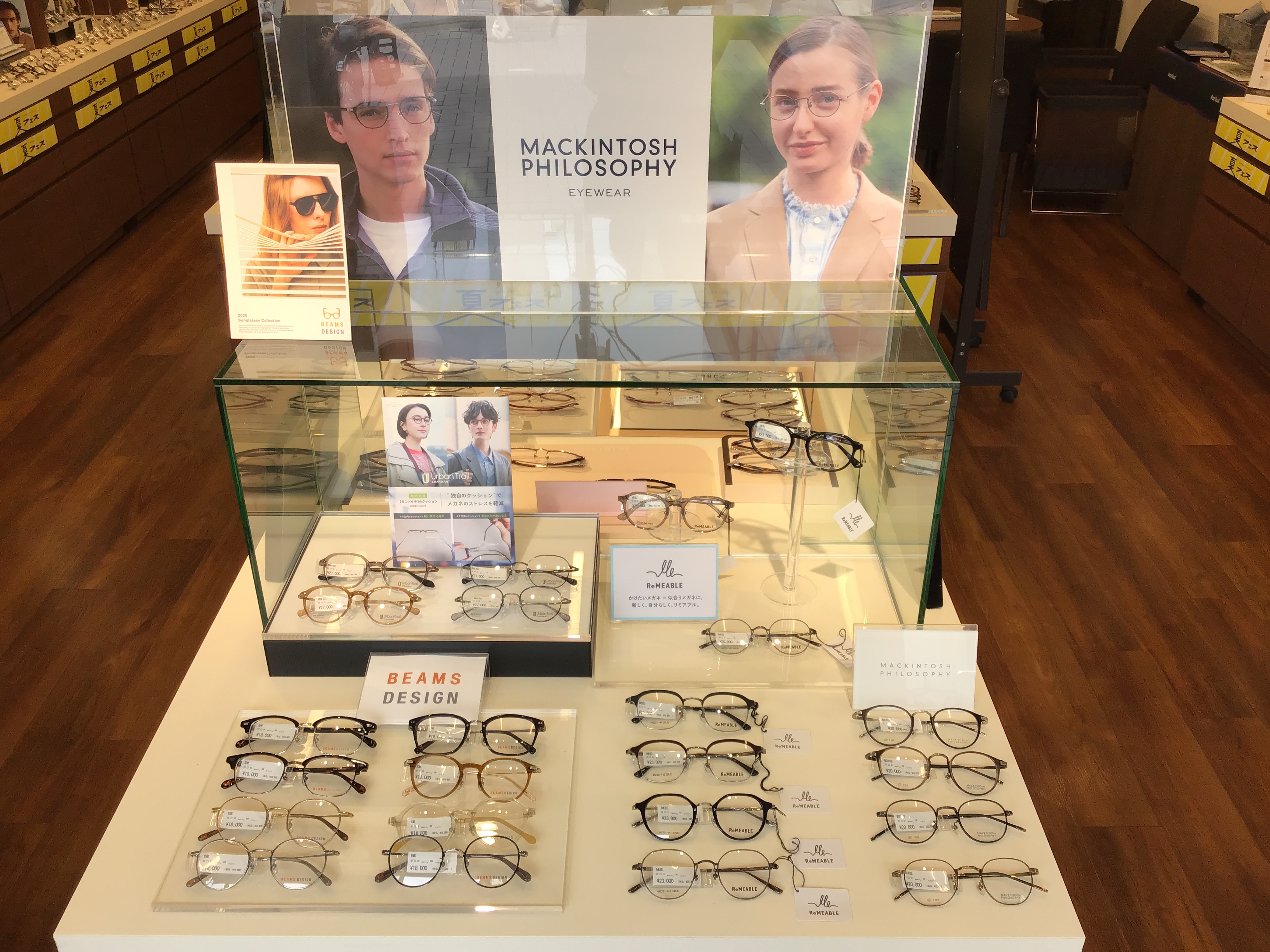 メガネスーパー千歳烏山店のディスプレイ、商品