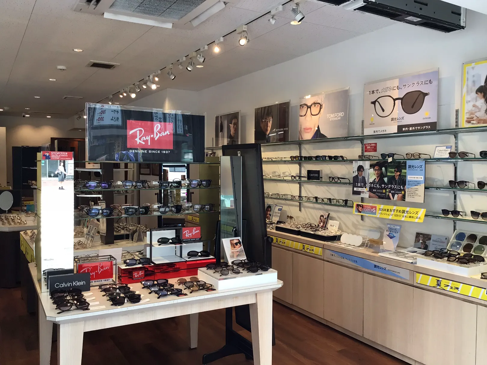 メガネスーパー水道橋店のレイバンを展開したディスプレイ