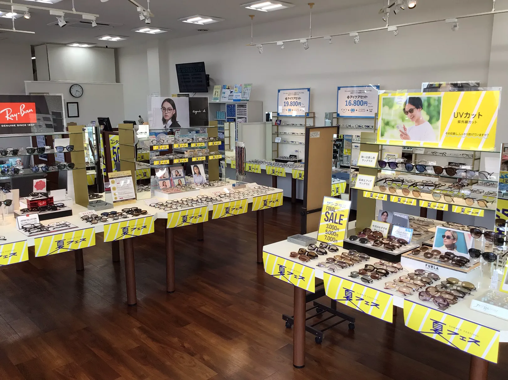 メガネスーパー長野若槻店の店内、メガネやサングラスなどが陳列された売場