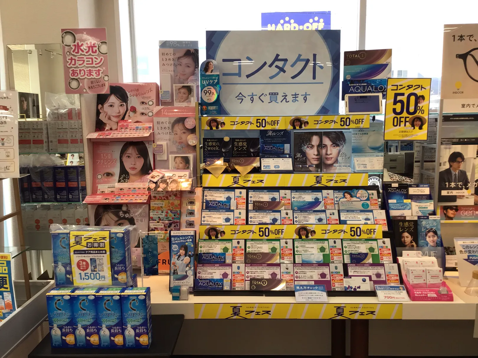 メガネスーパー長野若槻店の店内コンタクトレンズディスプレイ