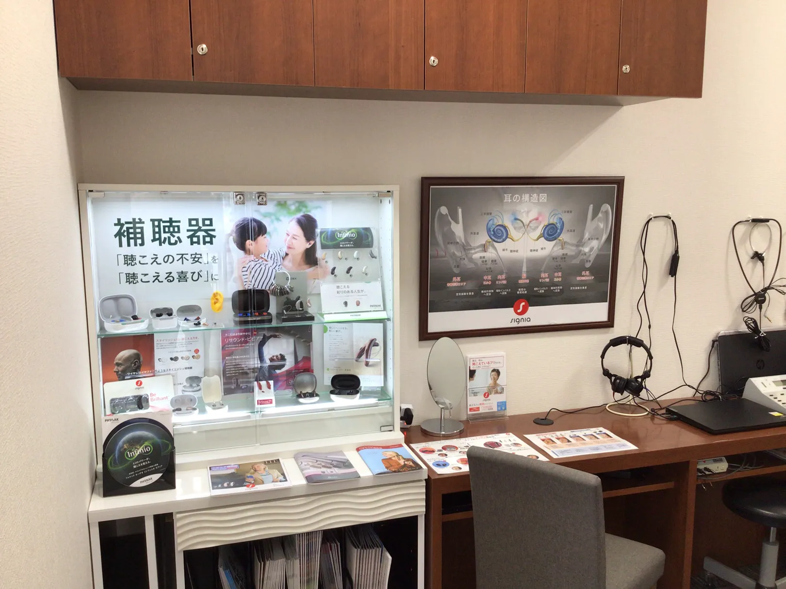 メガネスーパー長野若槻店の店内補聴器個室内、補聴器見本展示コーナー