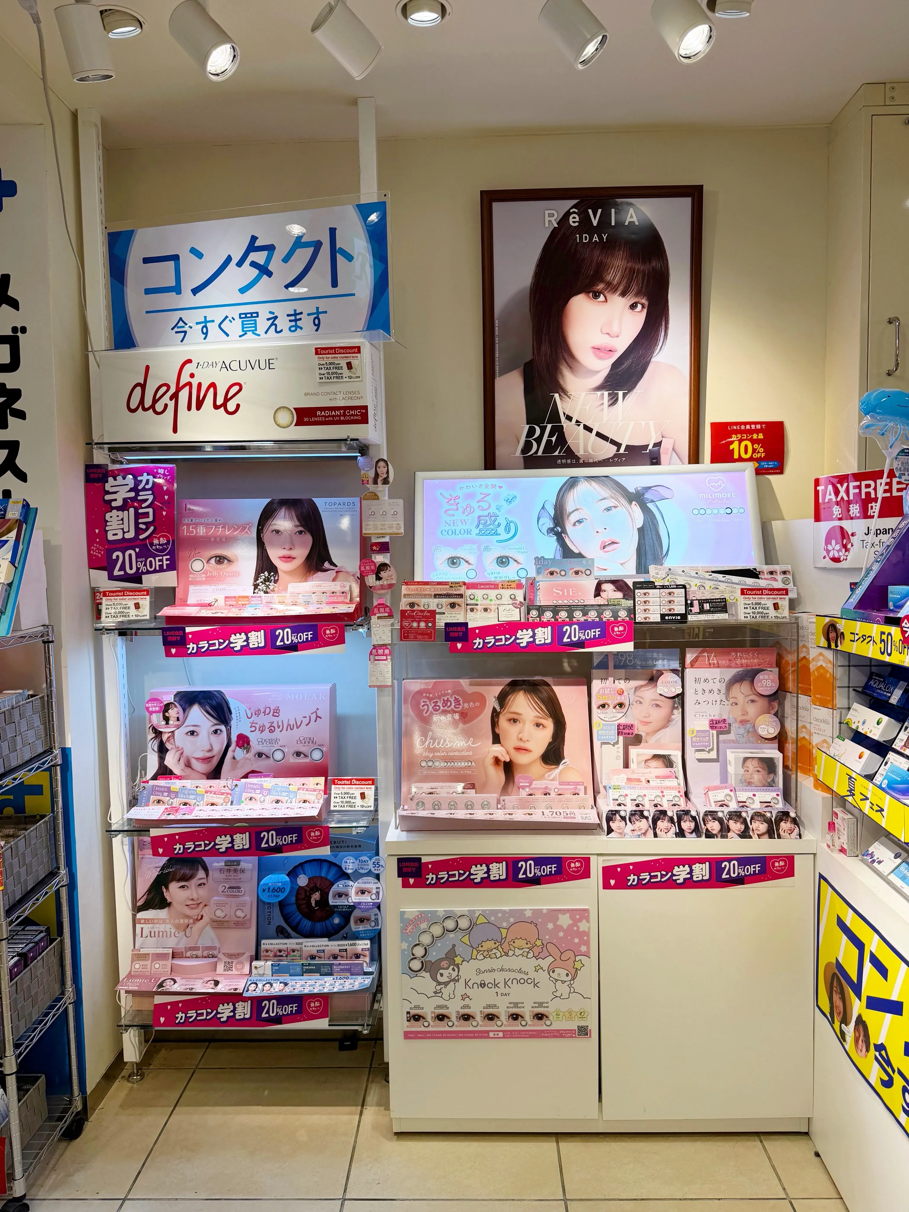 メガネスーパーコンタクトekimo梅田店の種類豊富なカラコン展示