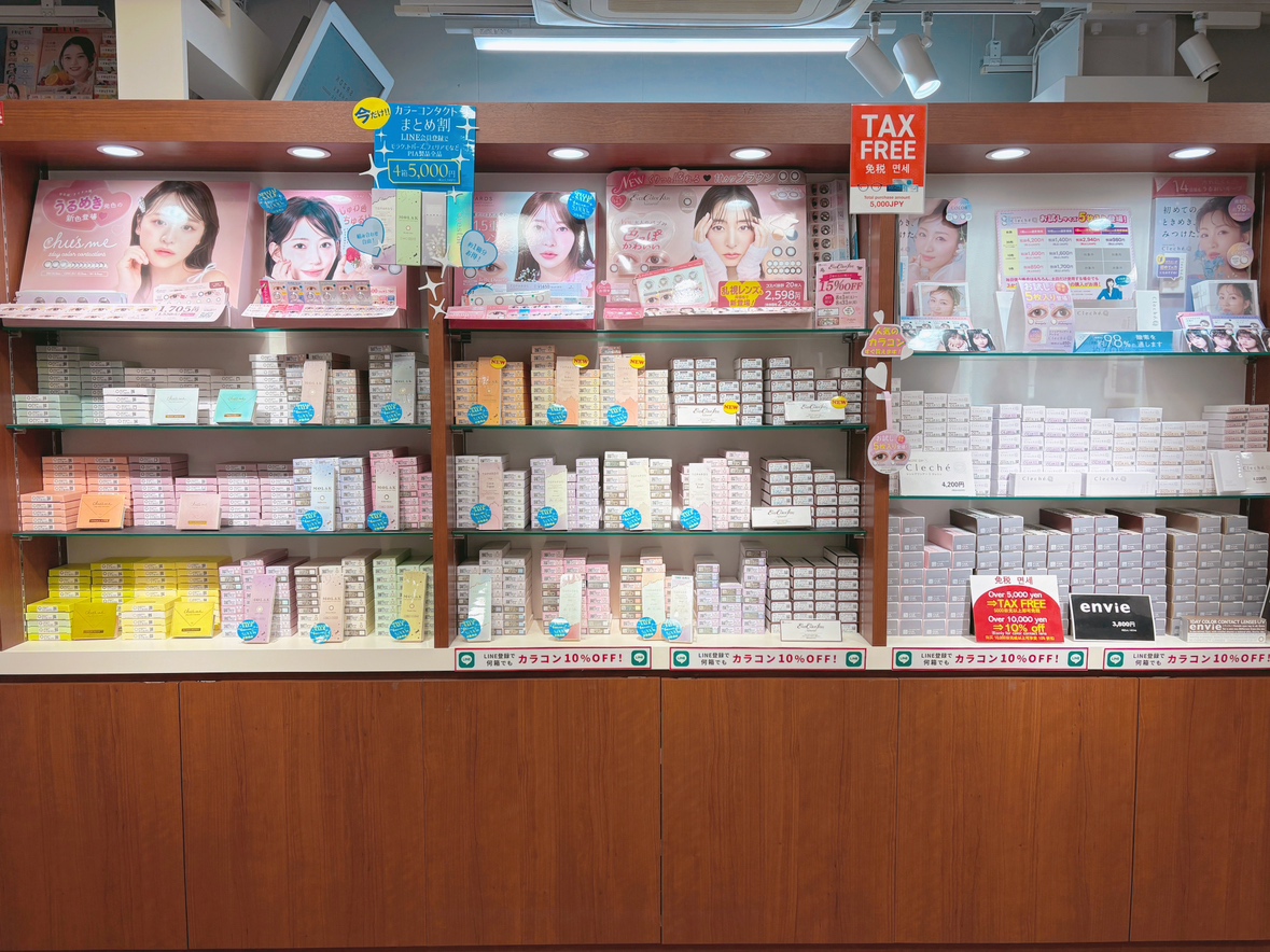 メガネスーパーエキマルシェ大阪店　種類豊富なカラーコンタクトレンズの展開