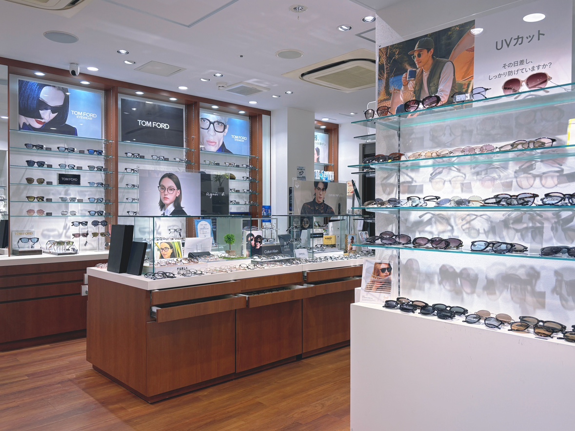 メガネスーパーエキマルシェ大阪店　多種多様なフレーム展開