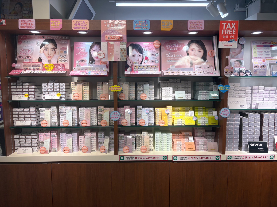 メガネスーパーエキマルシェ大阪店　種類豊富なカラーコンタクトレンズの展開