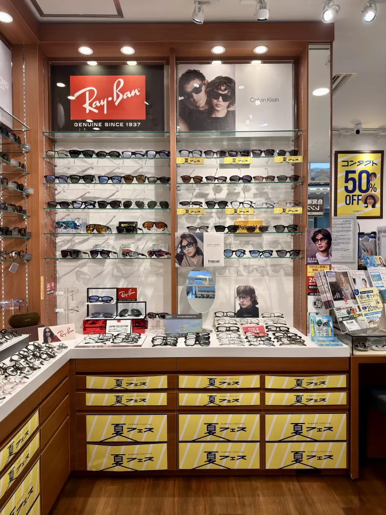 メガネスーパーなんばウォーク店のRay-banやOAKLEYなどのサングラスを展開した店頭ディスプレイ