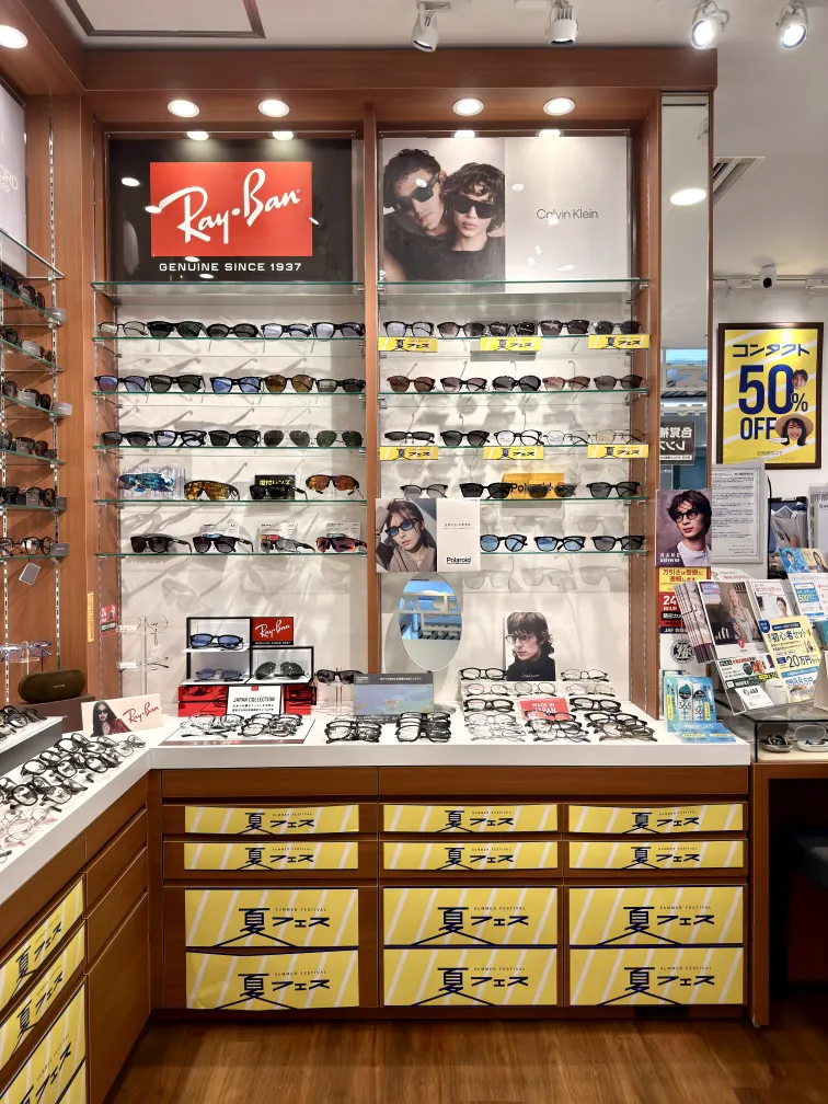 メガネスーパーなんばウォーク店のRay-banやOAKLEYなどのサングラスを展開した店頭ディスプレイ