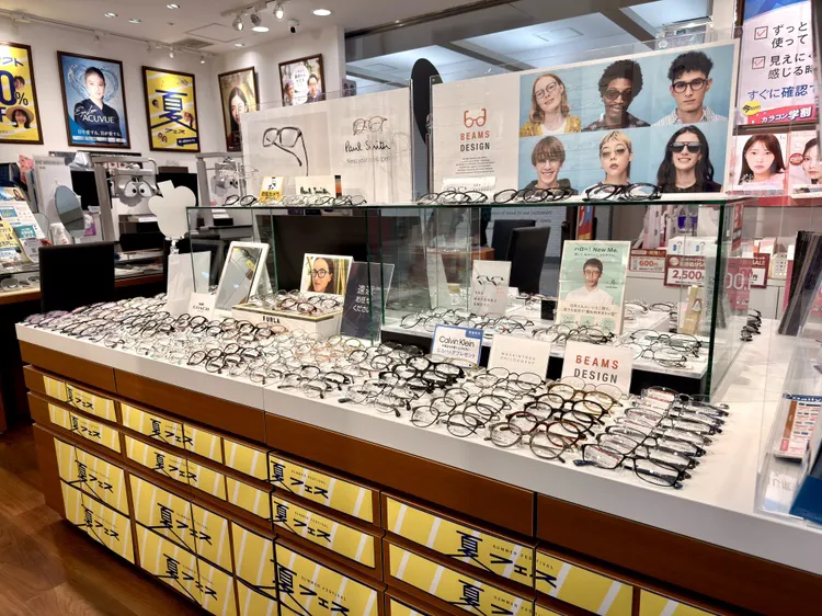 メガネスーパーなんばウォーク店の店内、商品が並ぶ売り場