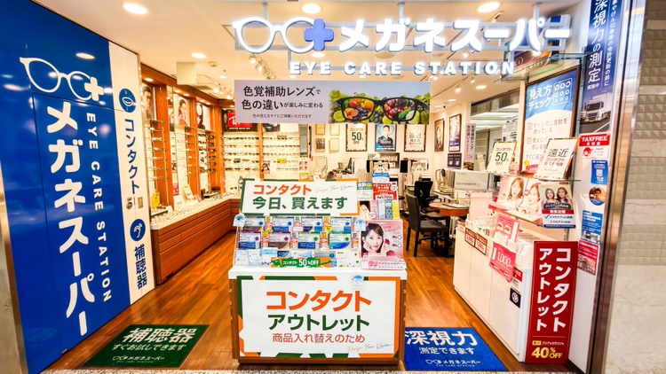 メガネスーパーなんばウォーク店の外観、ブランドロゴが見える入り口