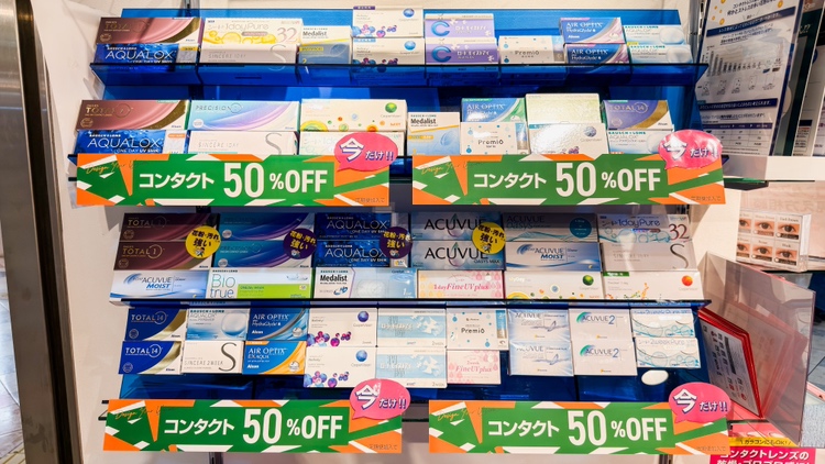メガネスーパーなんばウォーク店のコンタクトレンズのディスプレイ