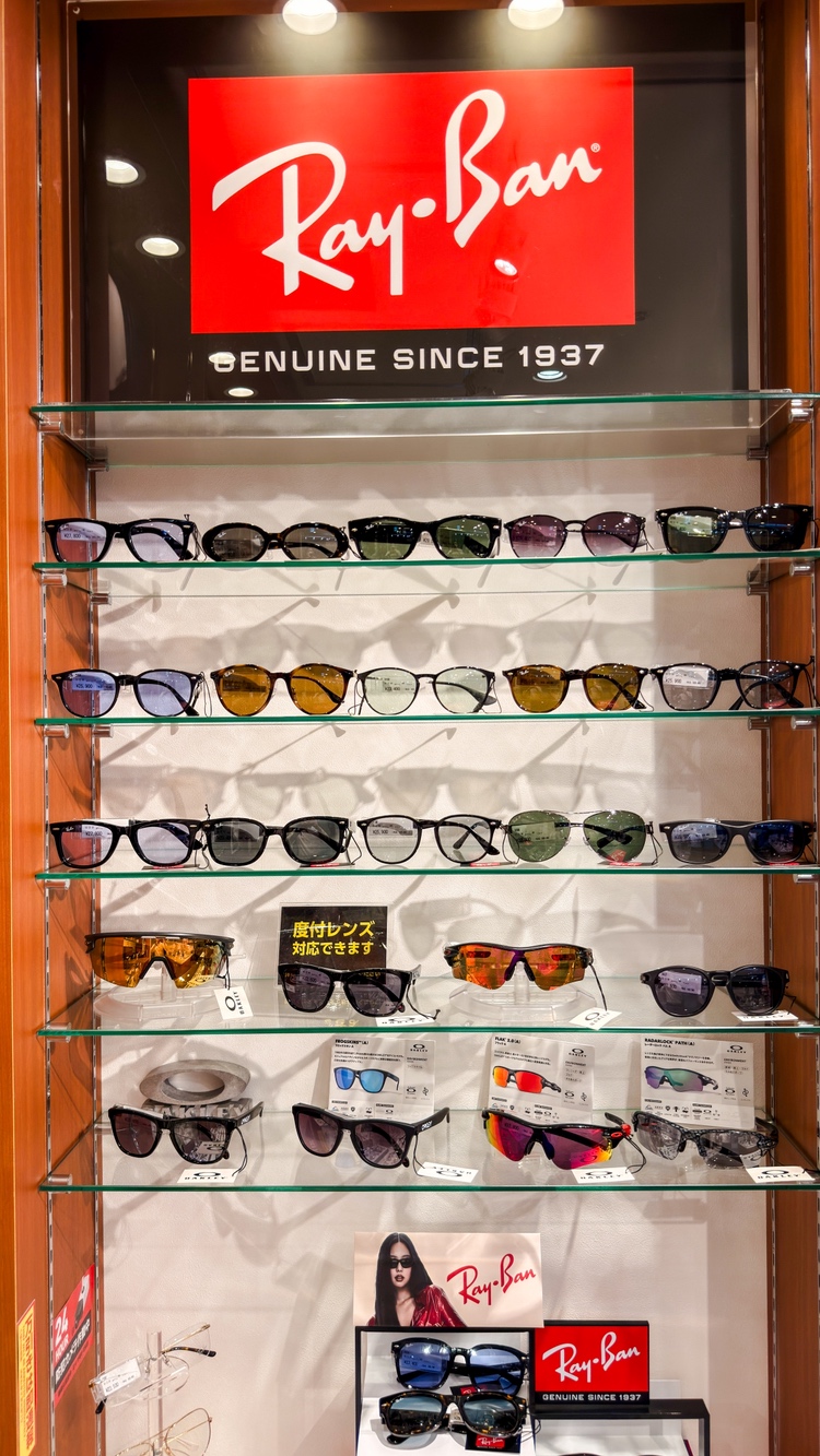 メガネスーパーなんばウォーク店のRay-banのサングラスを展開した店内