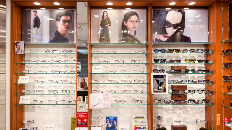 メガネスーパーなんばウォーク店のラインアートとトムフォードコーナー