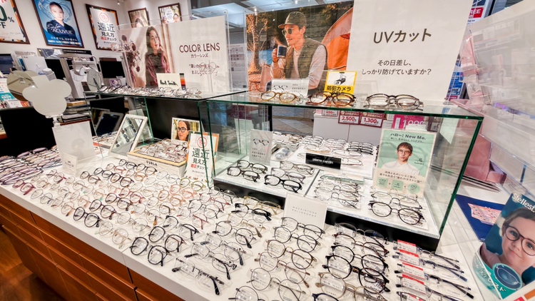 メガネスーパーなんばウォーク店の店内、商品が並ぶ売り場