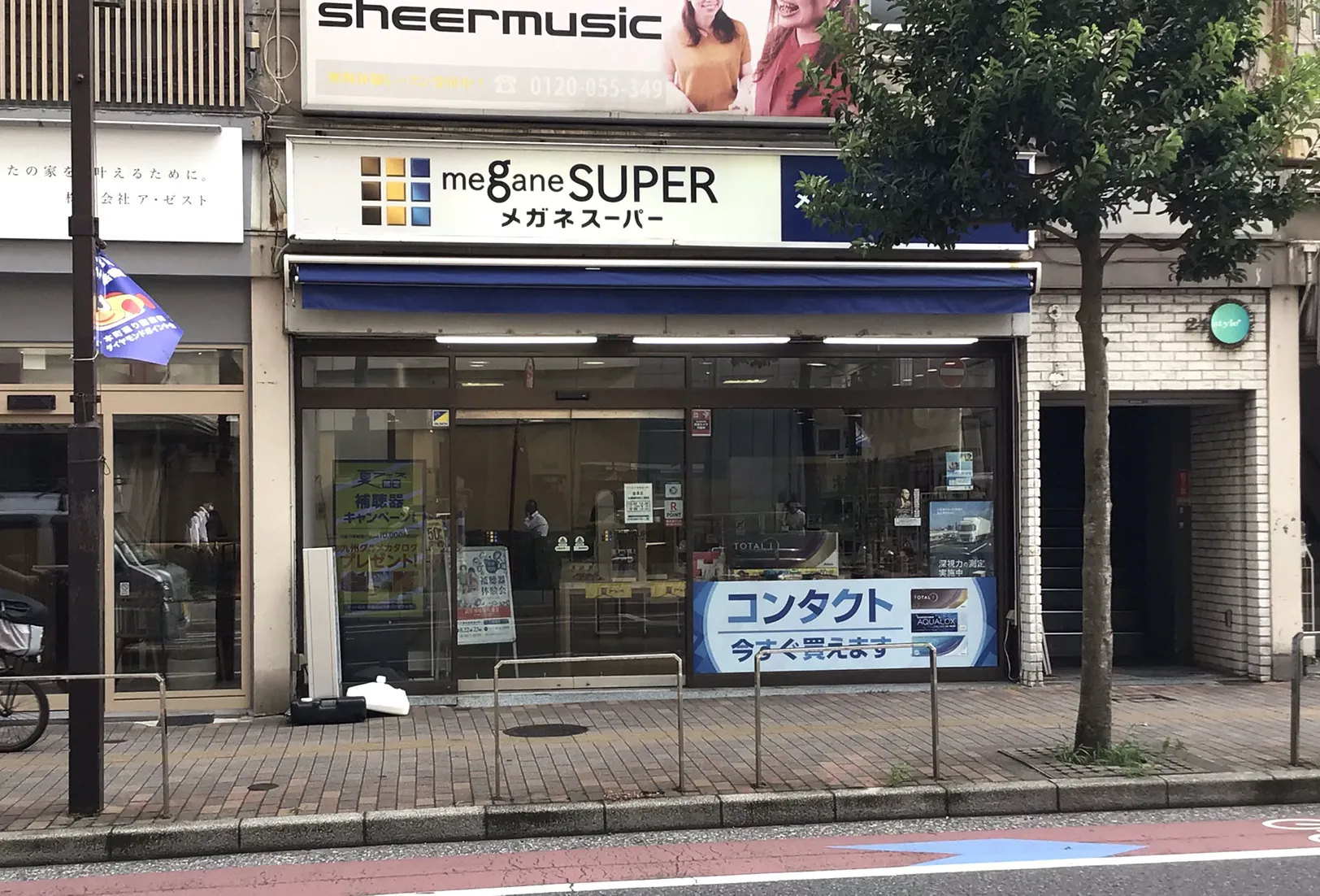 メガネスーパー船橋店　ガラス張りの入り口