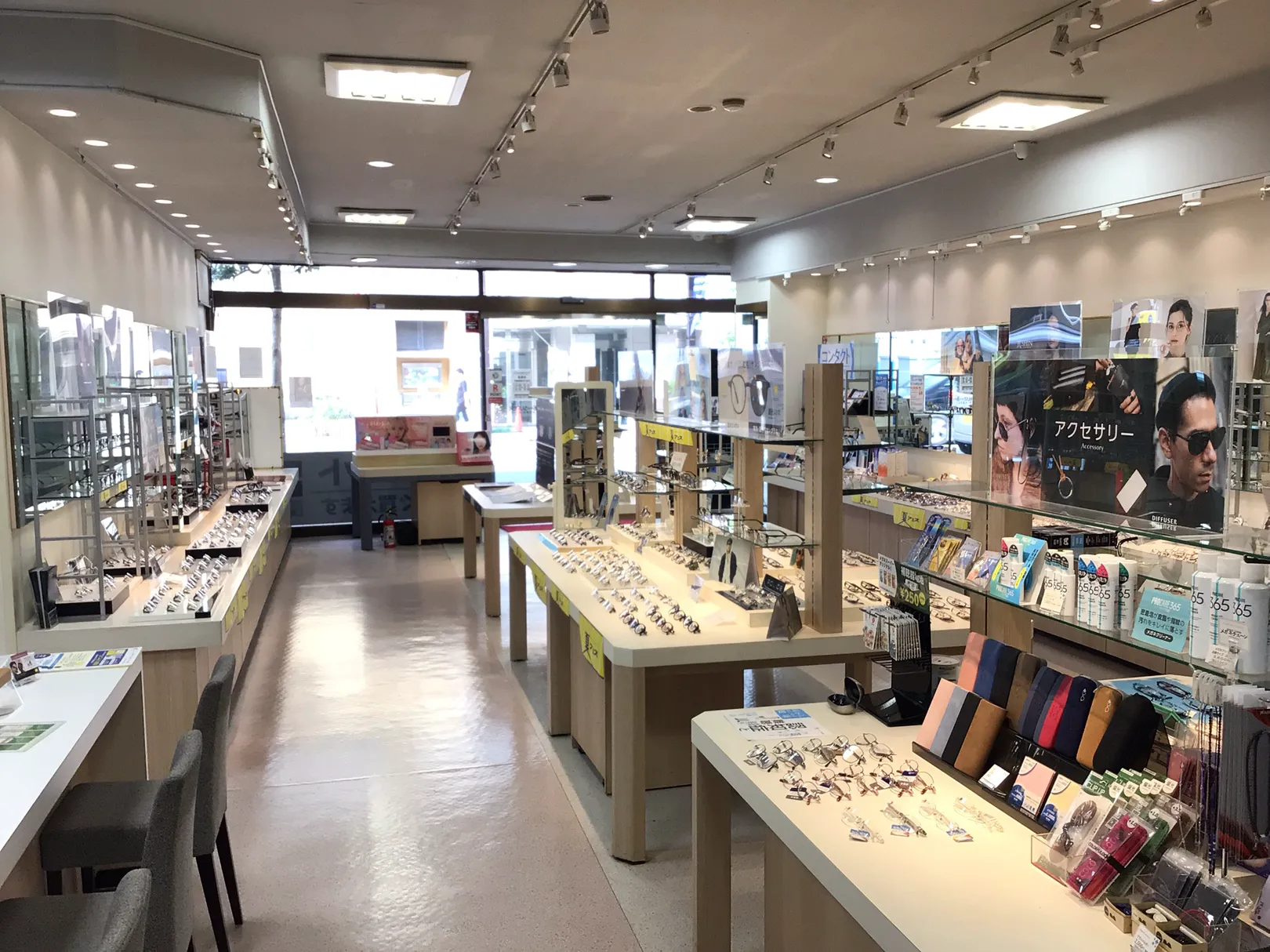 メガネスーパー船橋店　明るく広々とした売り場