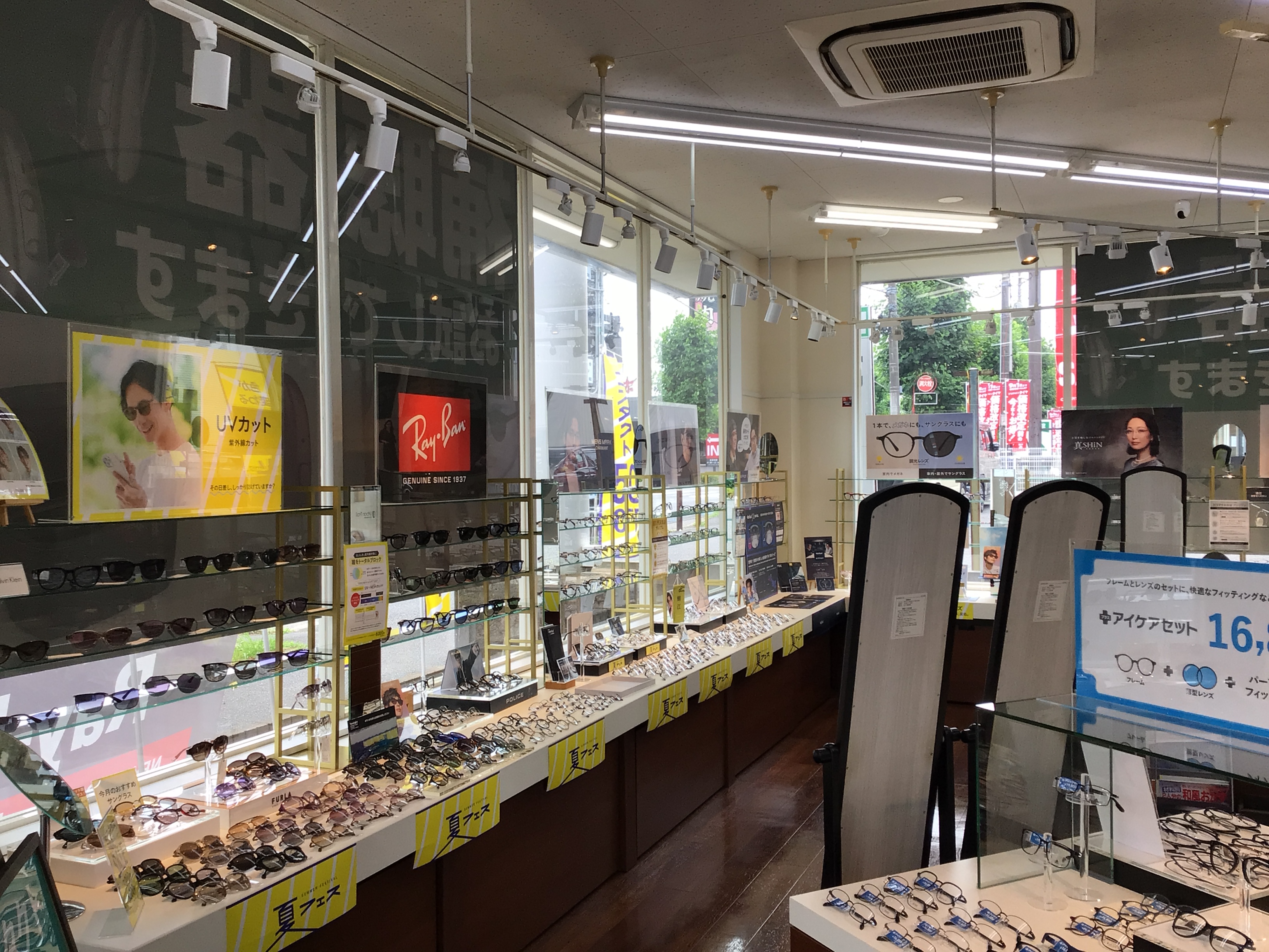 メガネスーパー千葉おゆみ野店の店内、紳士コーナー