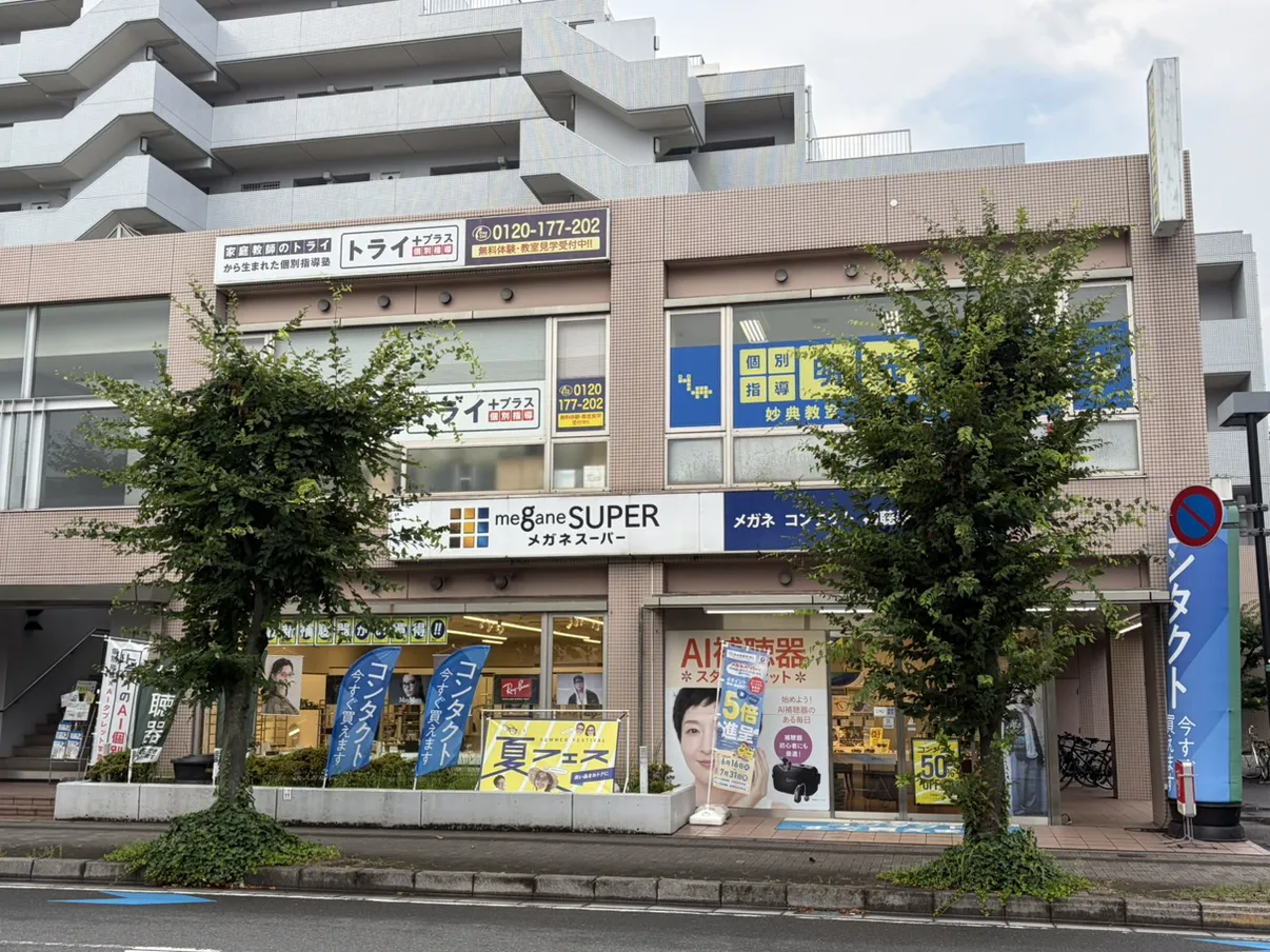 メガネスーパー妙典店外観、ガラス張りの入口