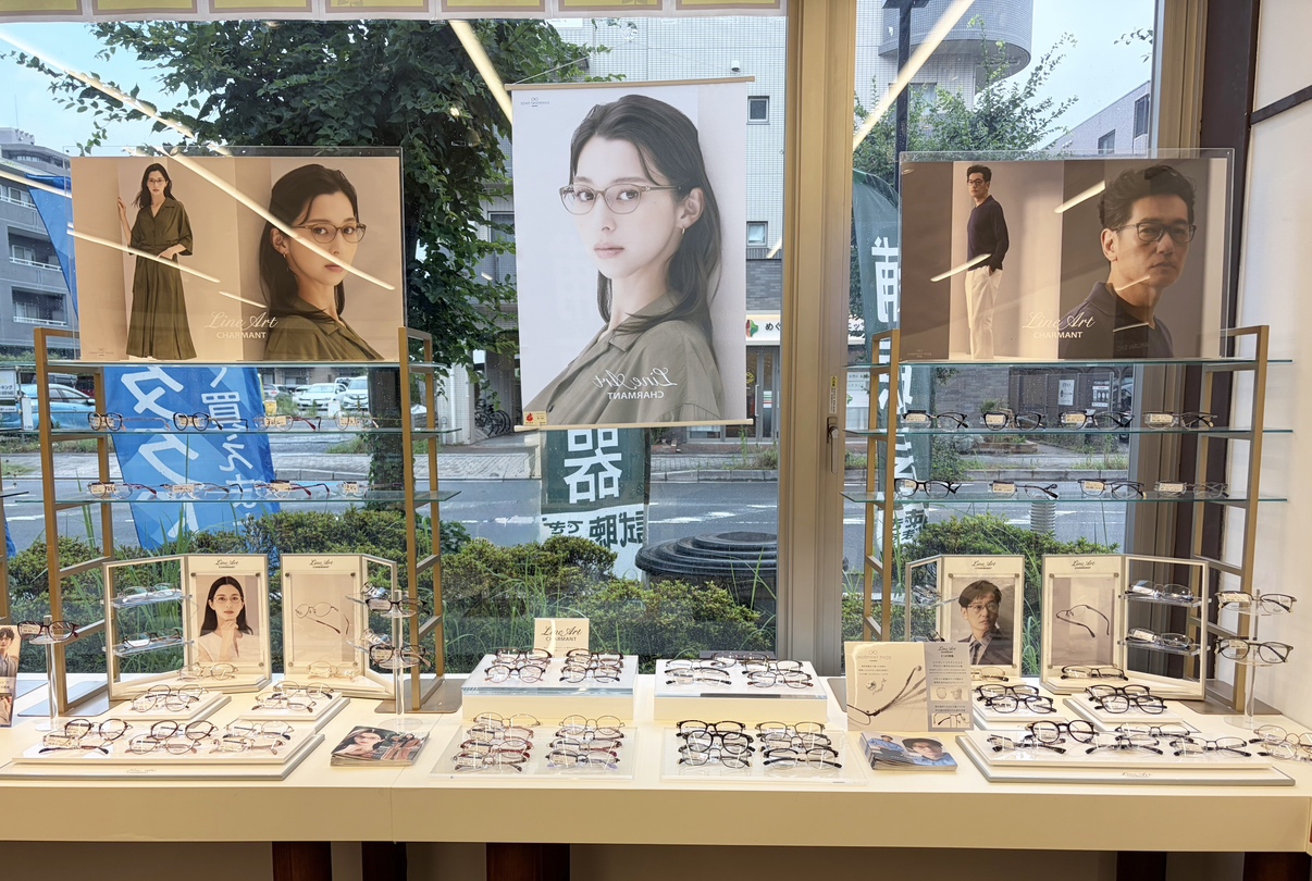 ラインアートのフレームを展開した店頭ディスプレイ