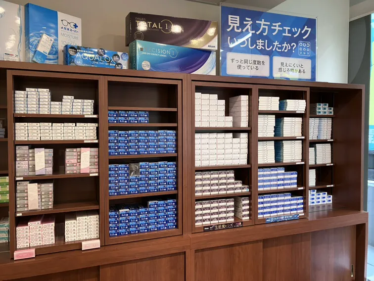メガネスーパー市川店の店内、すぐに購入できるたくさんのコンタクトレンズ在庫